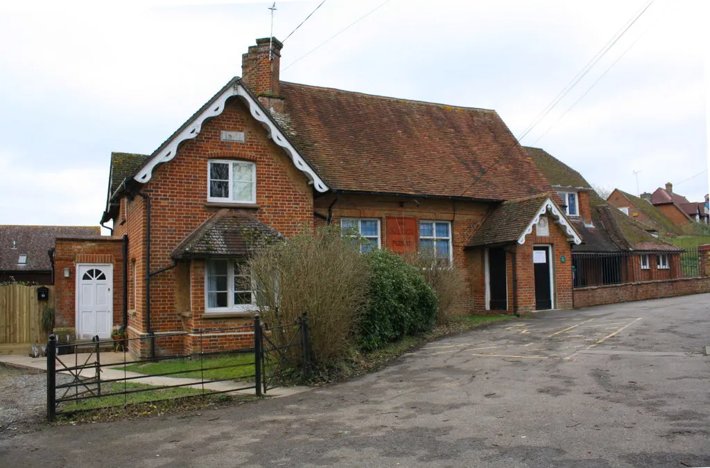 Photo showing: House and Library, Queen Catherine Road