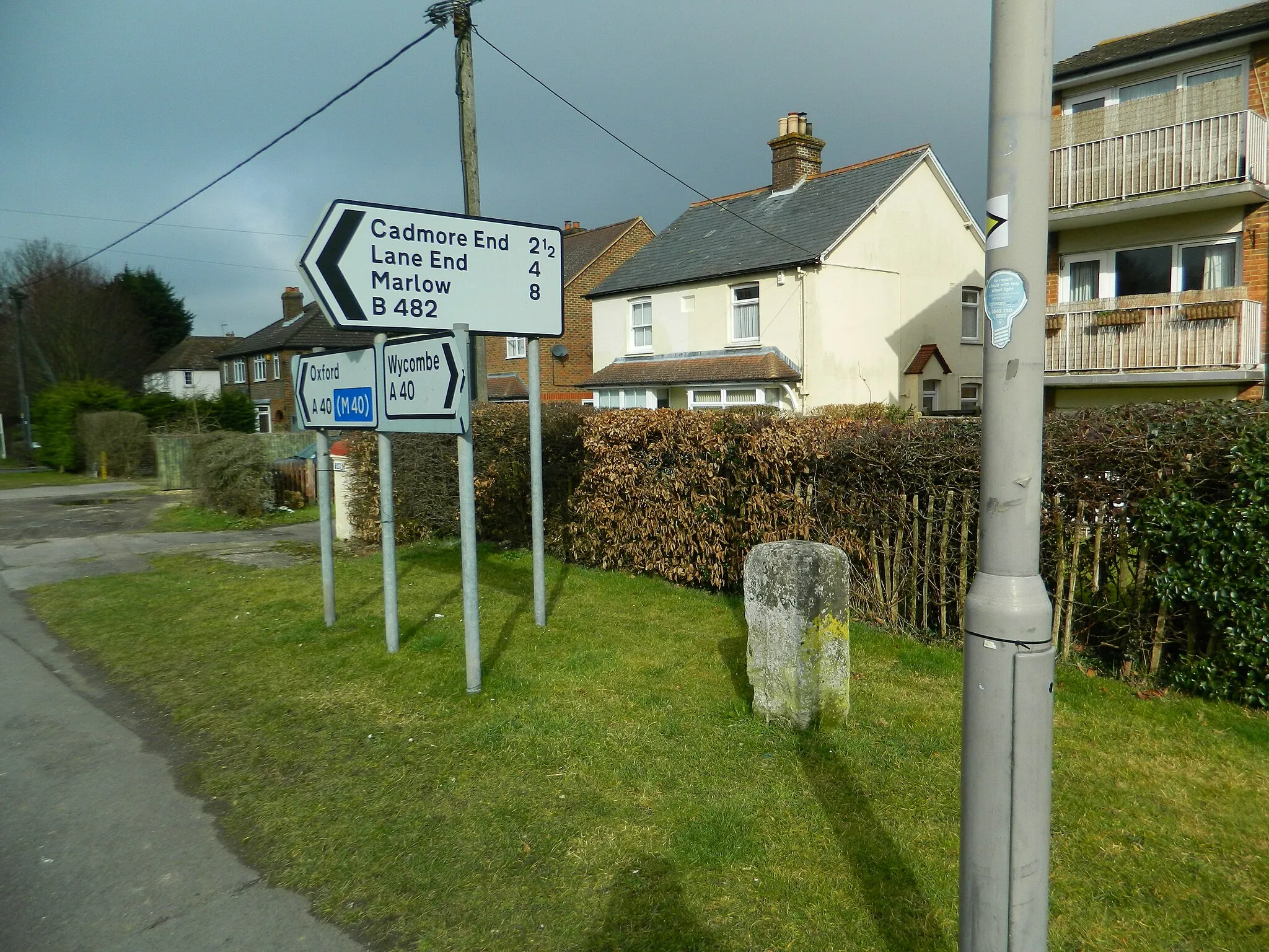 Photo showing: Milestone and signpost, Stokenchurch