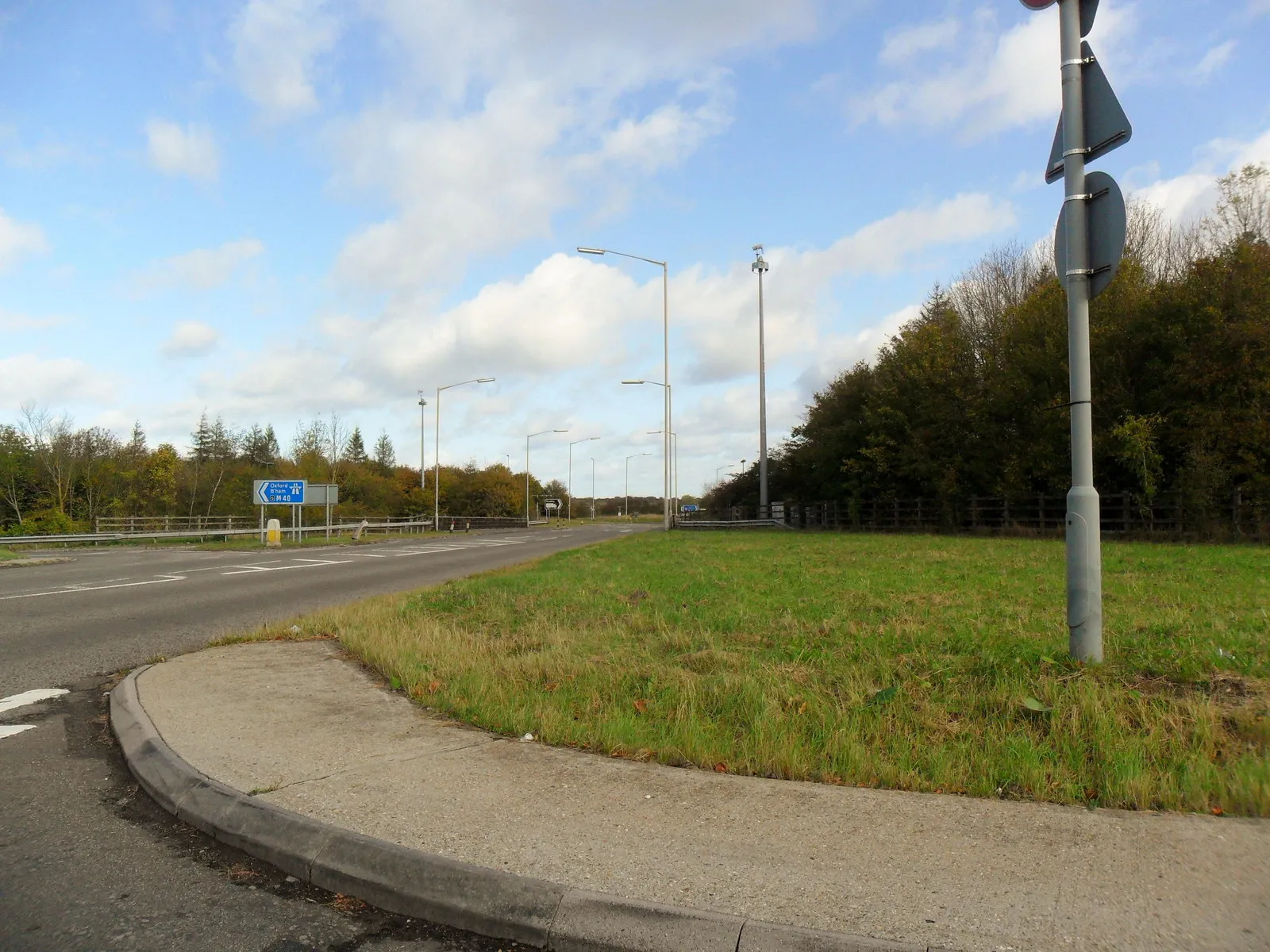 Photo showing: Access roads to junction 5, M40