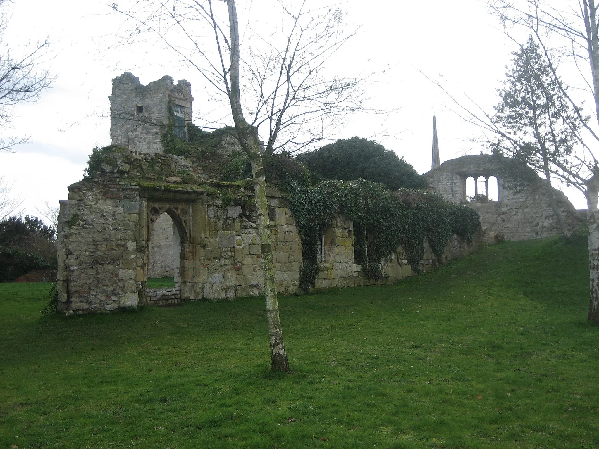 Photo showing: Ruin of the collegiate church of St Nicholas, Wallingford Castle, Oxfordshire (formerly Berkshire)