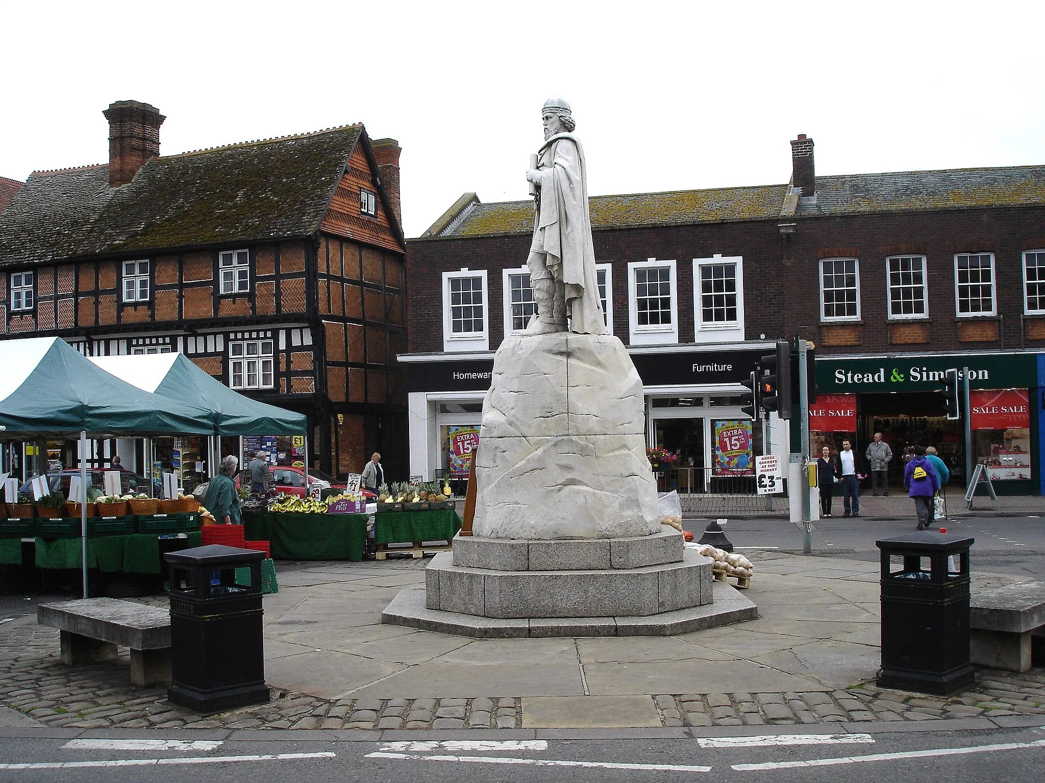 Photo showing: Shot of the Northern side of Wantage Market Place with the statue of King Alfred the Great
