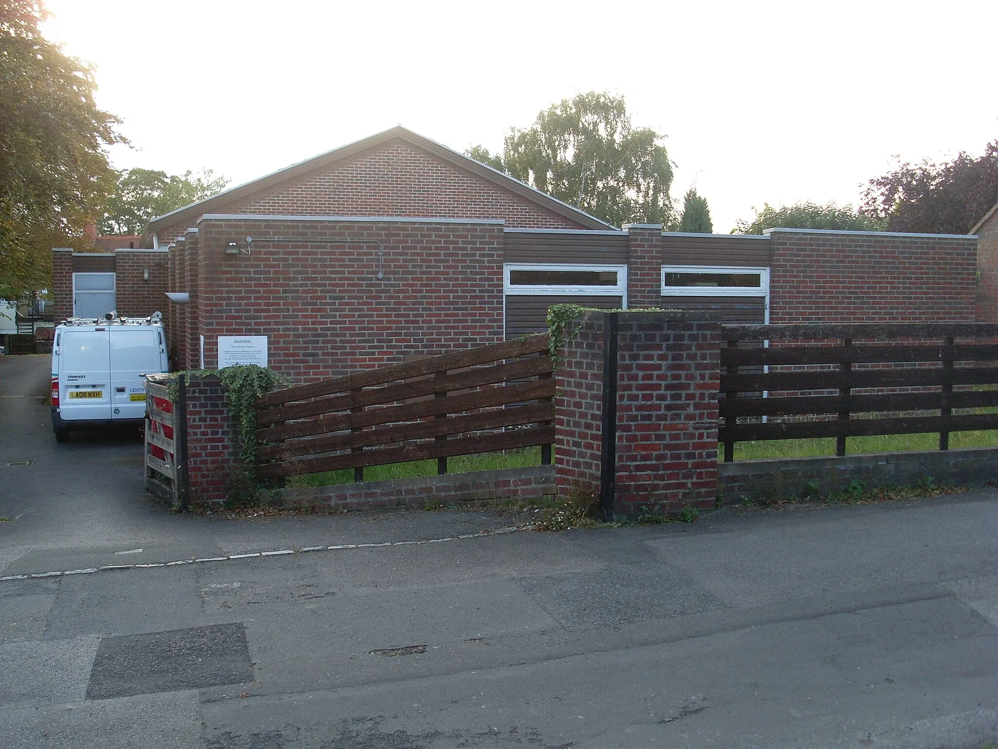Photo showing: Wargrave Telephone Exchange, Berks Situated in Backsideans off the B477 School Lane, this TE dates from the late 1960s replacing the former Manual TE. It now has (01189) 40xxxx numbers and its postcode is RG10 8JT.