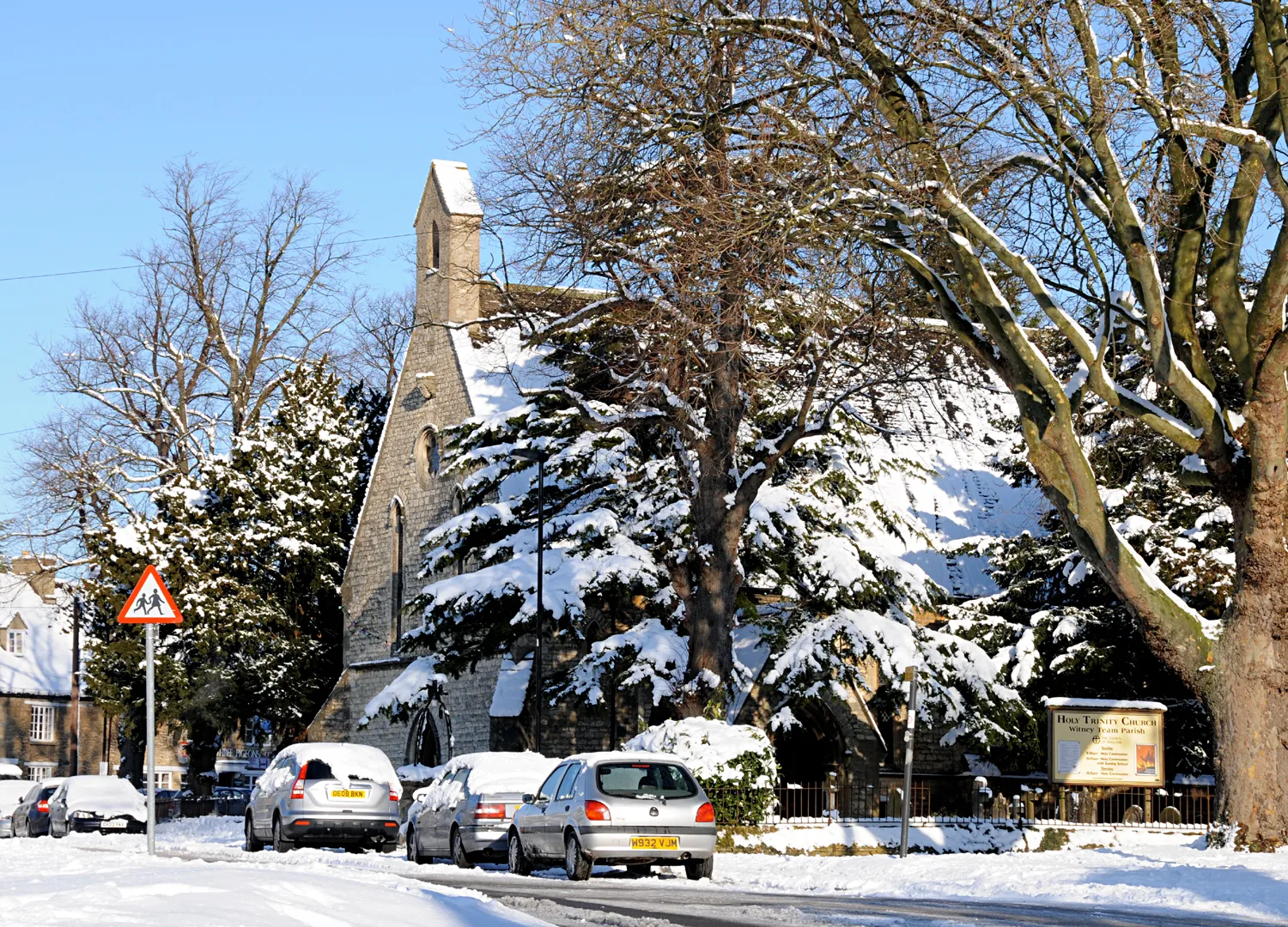 Photo showing: Holy Trinity parish church, Woodgreen, Witney, Oxfordshire, seen from the south in snow