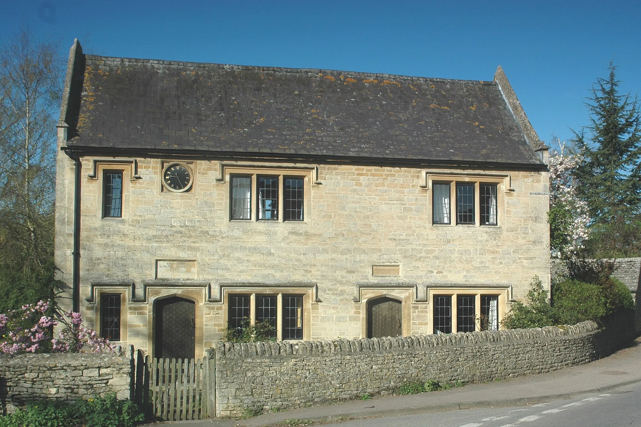 Photo showing: Former parish clerk's house and parish school, Cassington Road, Yarnton, Oxfordshire, seen from the east
