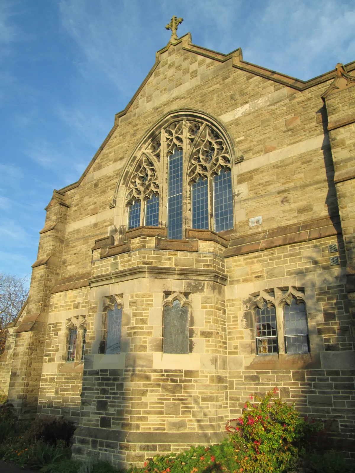 Photo showing: St Oswald's Church, in Bollington, Cheshire: the south side.