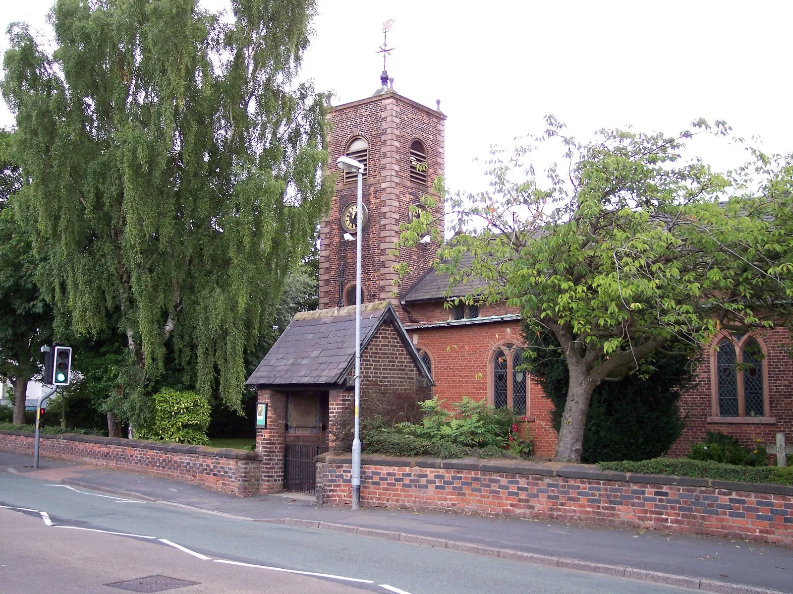 Photo showing: St Michael's  parish church of Burtonwood