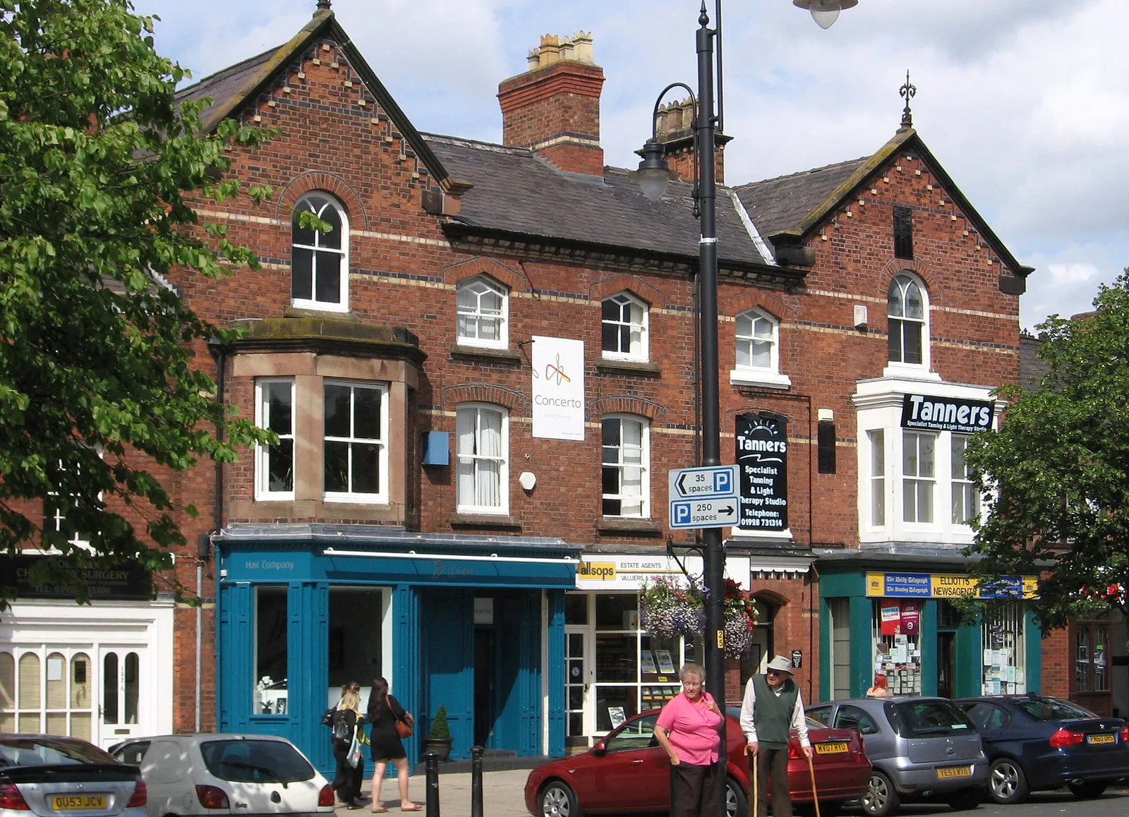 Photo showing: Frodsham - shops on north side of Main Street