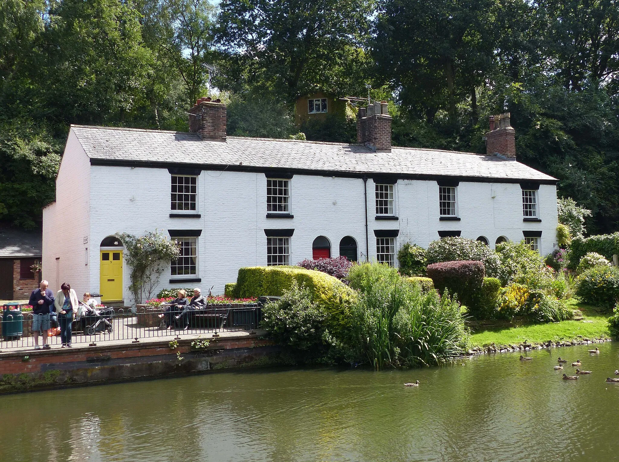 Photo showing: 5, 7, 9, 11 and 13, The Grove: Grade II listed terrace of cottages in Lymm, Cheshire