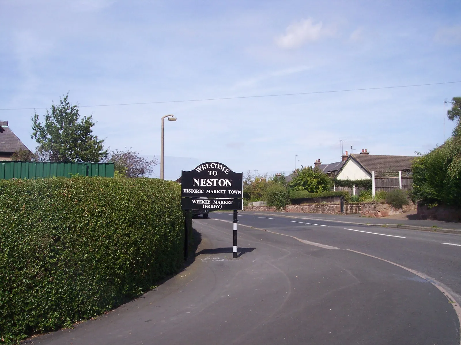 Photo showing: Neston welcome sign on School Lane