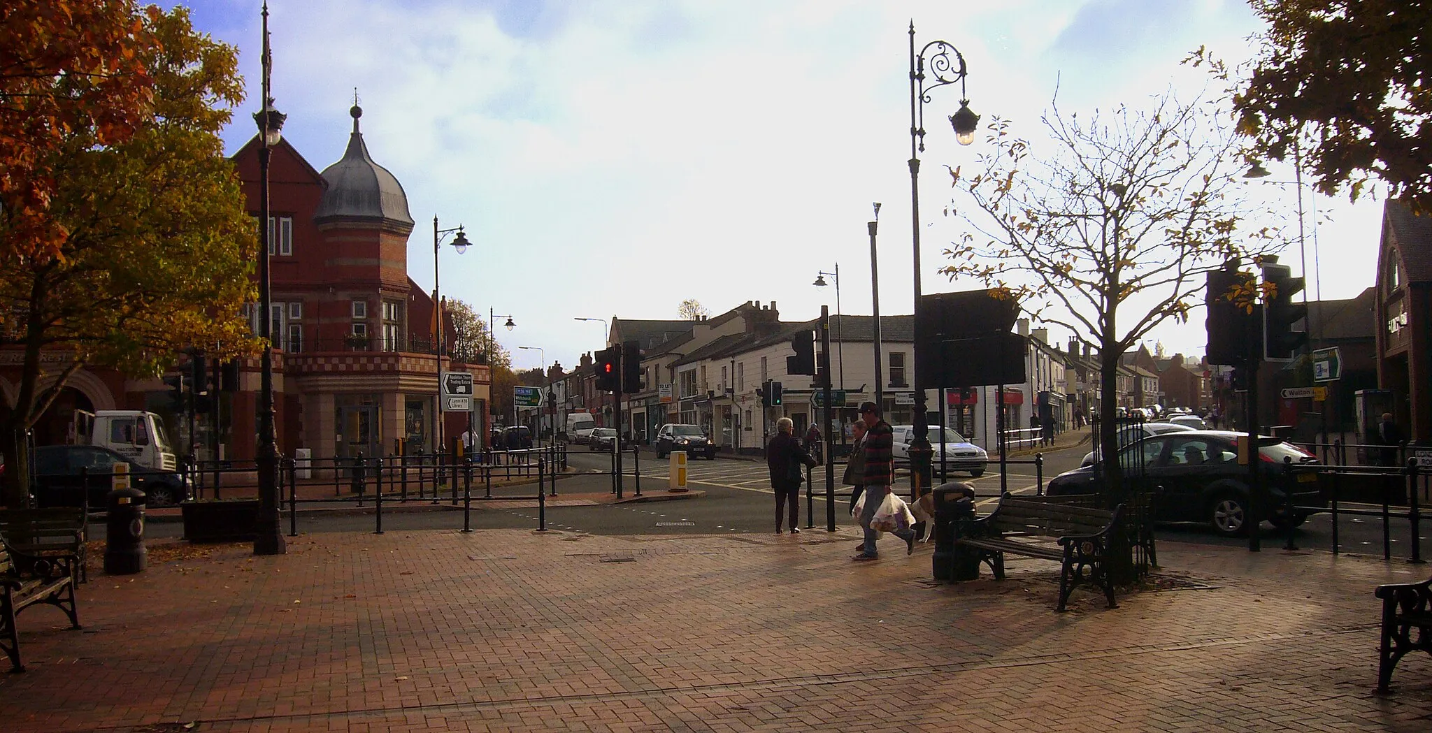 Photo showing: View of Victoria Square, London Road, Stockton Heath, Warrington. Taken from The Mulberry Tree in November 2008. Photograph by www.oneredshoe.co.uk