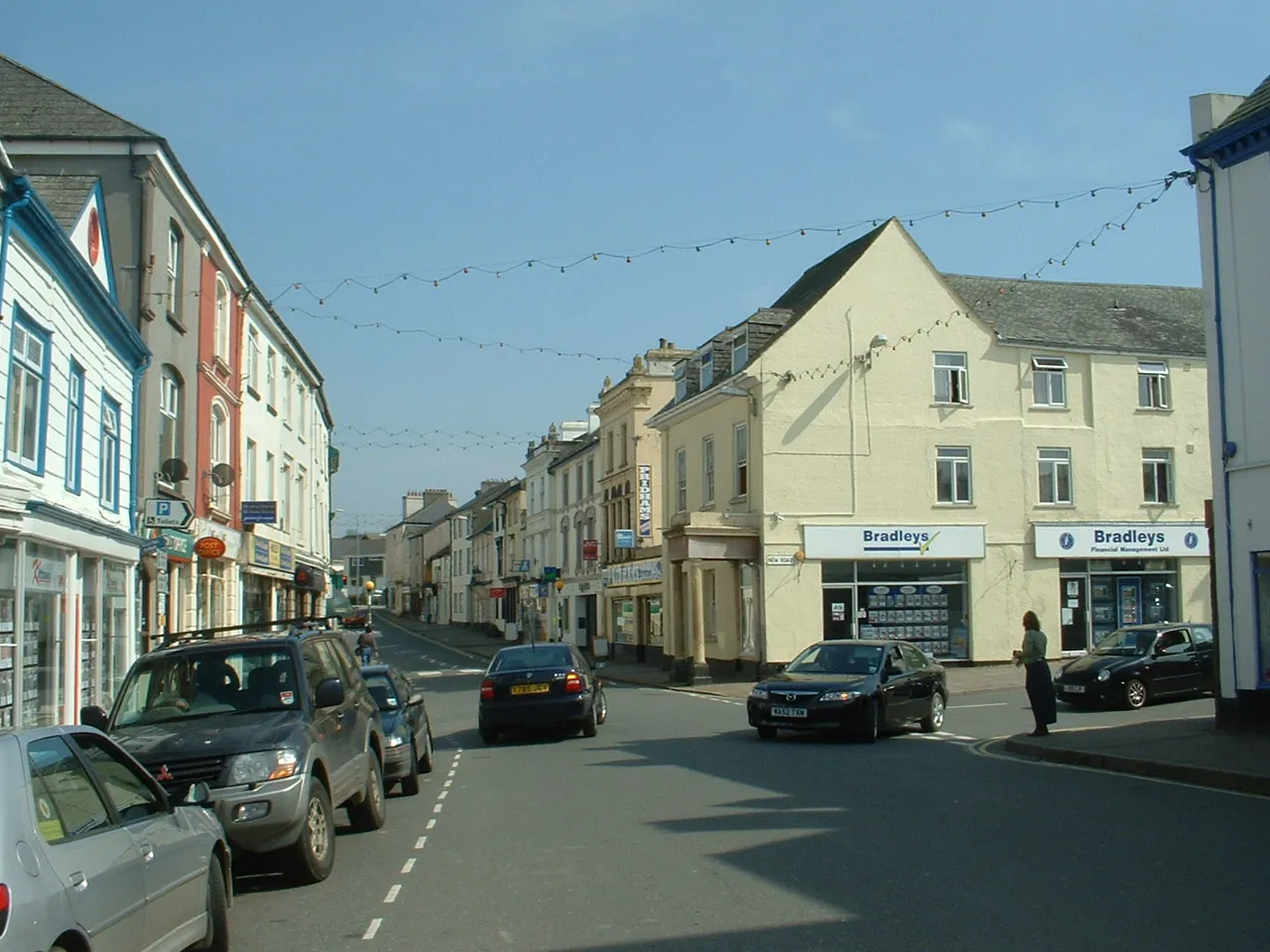 Photo showing: Fore Street, the main street of Callington, Cornwall.