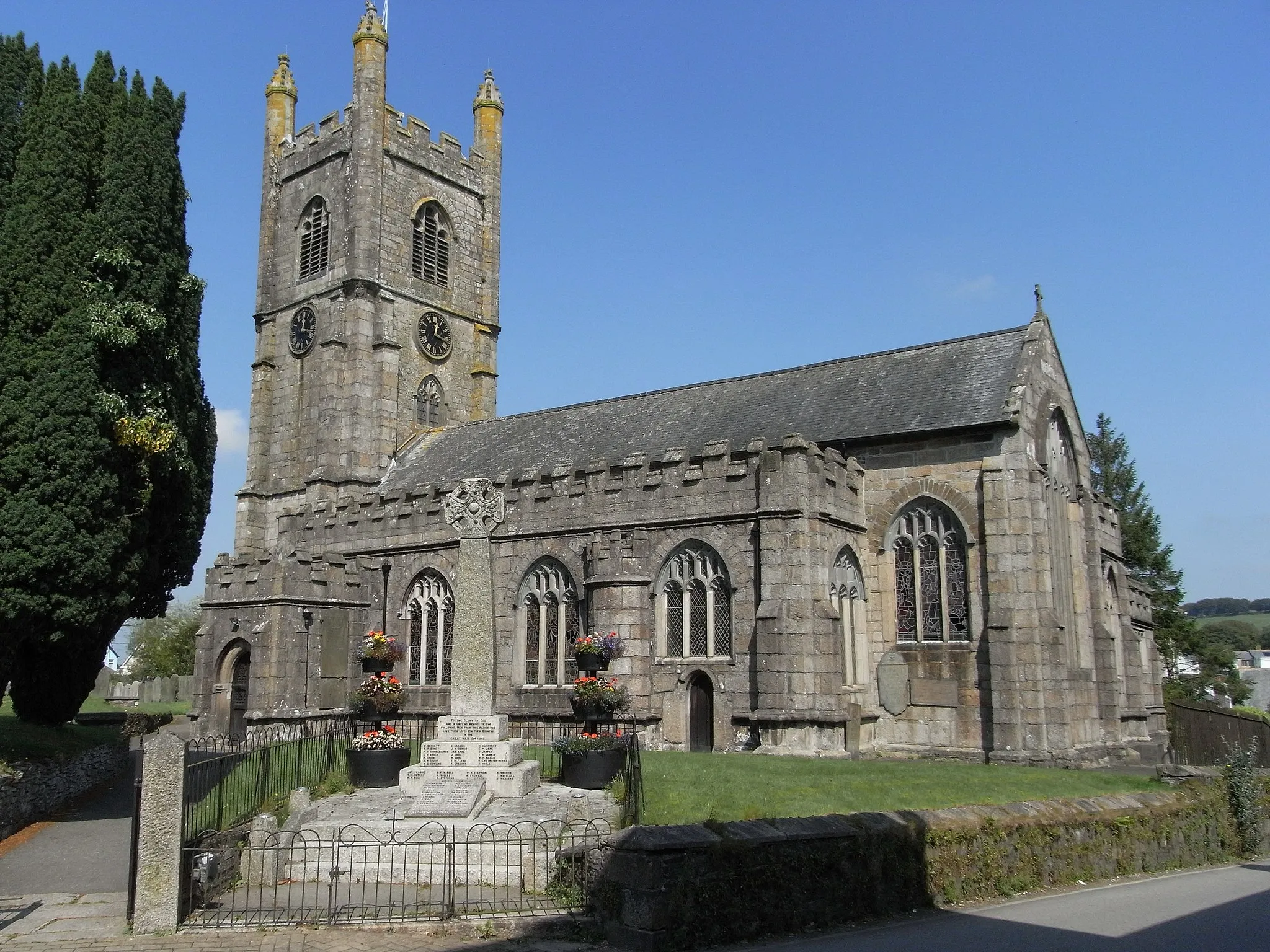Photo showing: St Mary's Church, Callington, Cornwall. Viewed from SE, Sept. 2011.