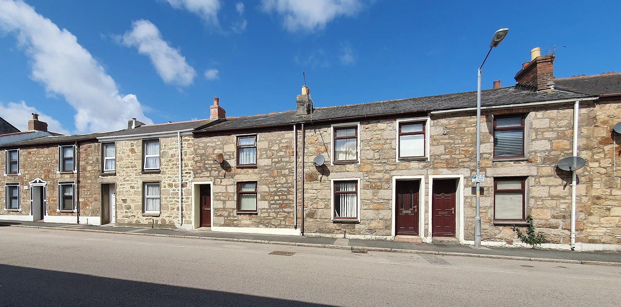 Photo showing: Houses on Union Street, Camborne, Cornwall - July 2022 (2)