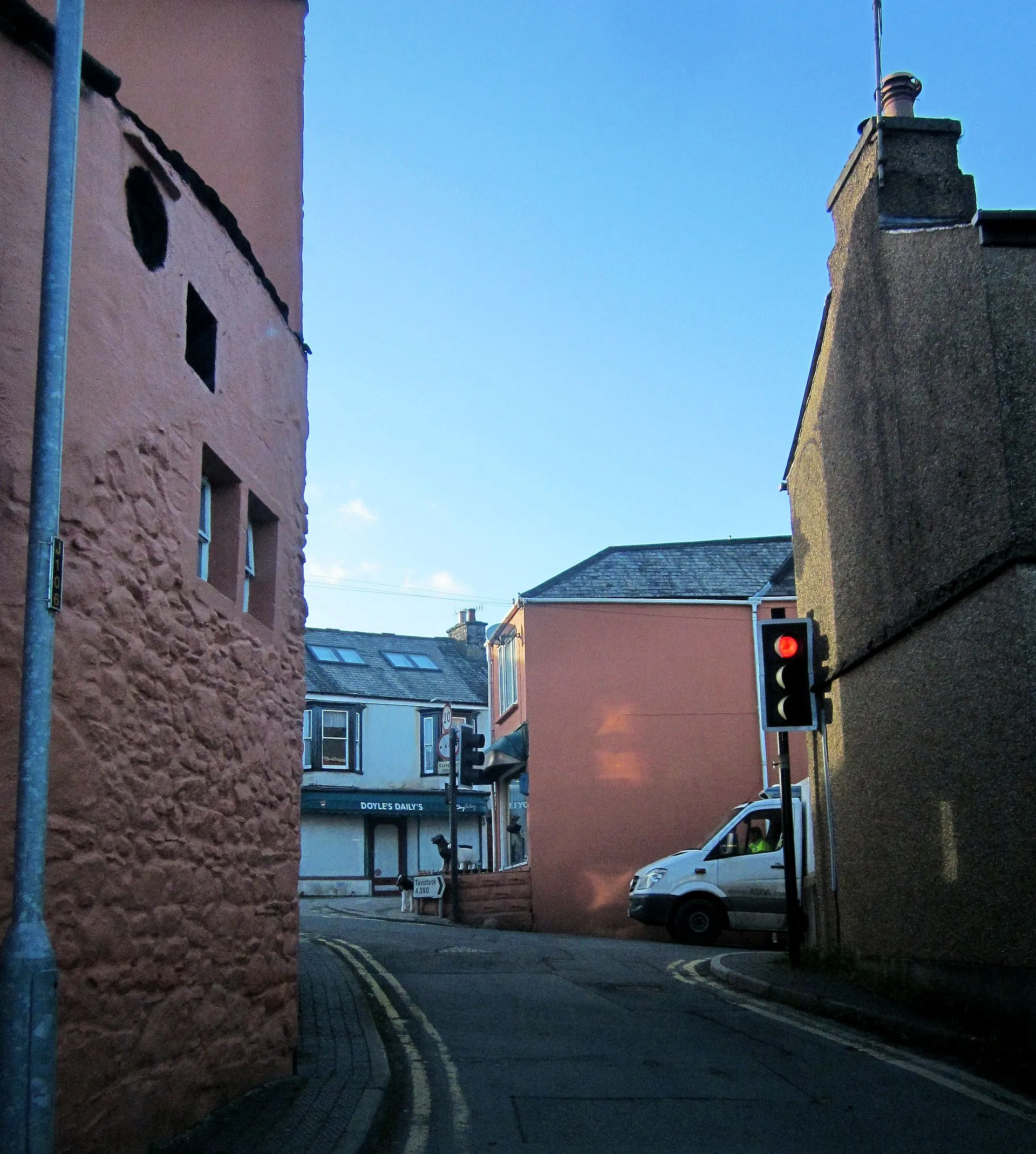 Photo showing: Traffic lights, Gunnislake