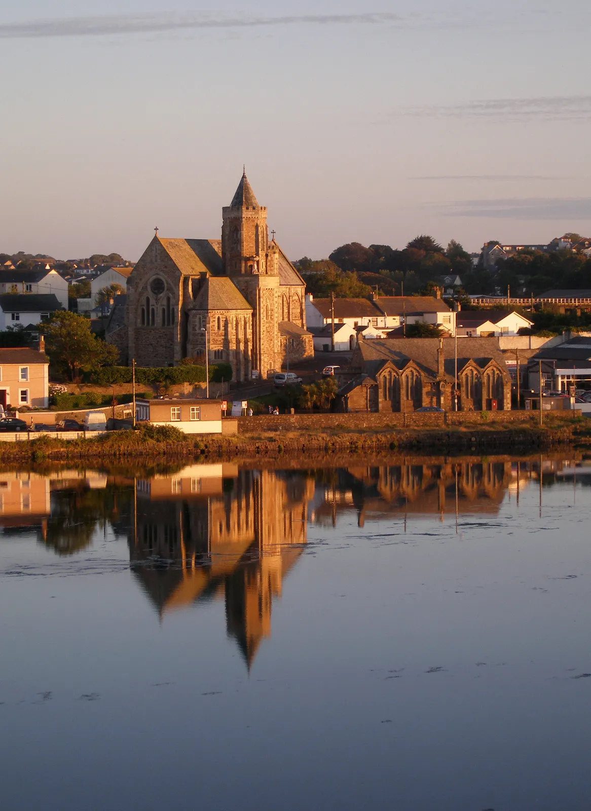 Photo showing: Reflection of Hayle in the Copperhouse Pool at high-tide from King George V Memorial walk