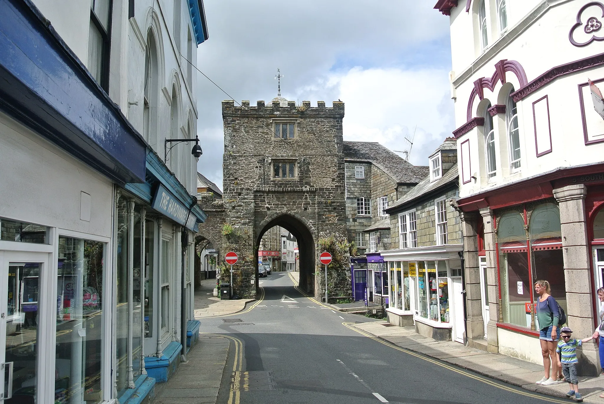 Photo showing: South gate