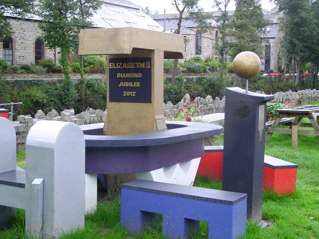 Photo showing: Sculpture for Queens diamond jubilee 2012. It comprises of letters spelling out the name Lostwithiel, it was commissioned by the town council, designed by Robin Guest [1] and built with the help of 20 local craftsmen.