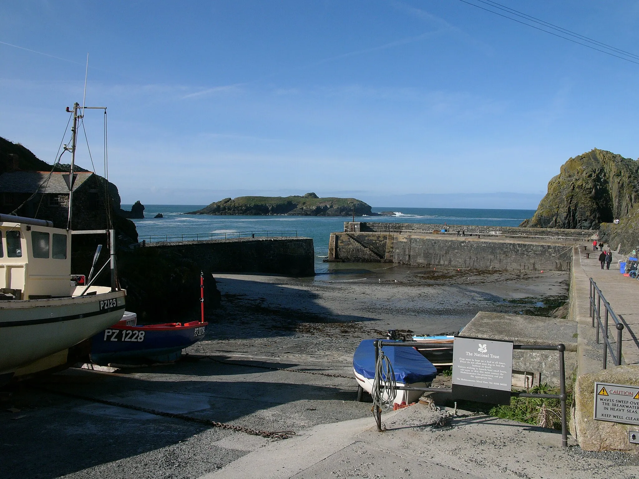 Photo showing: The harbour, looking out to Mullion Island