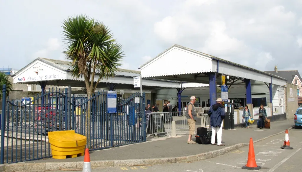 Photo showing: The railway station at Newquay, Cornwall, United Kingdom. The view is looking from the north side of the tracks towards the town.