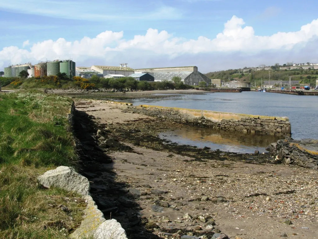 Photo showing: Par harbour, Cornwall, United Kingdom.  This view is looking westwards from the breakwater across an abandonded boat-builders slipway, towards the china clay driers.