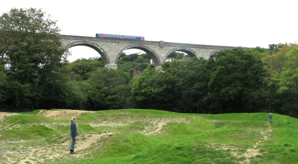 Photo showing: First Great Western 153377 passes over Collegewood Viaduct in Penryn, Cornwall.