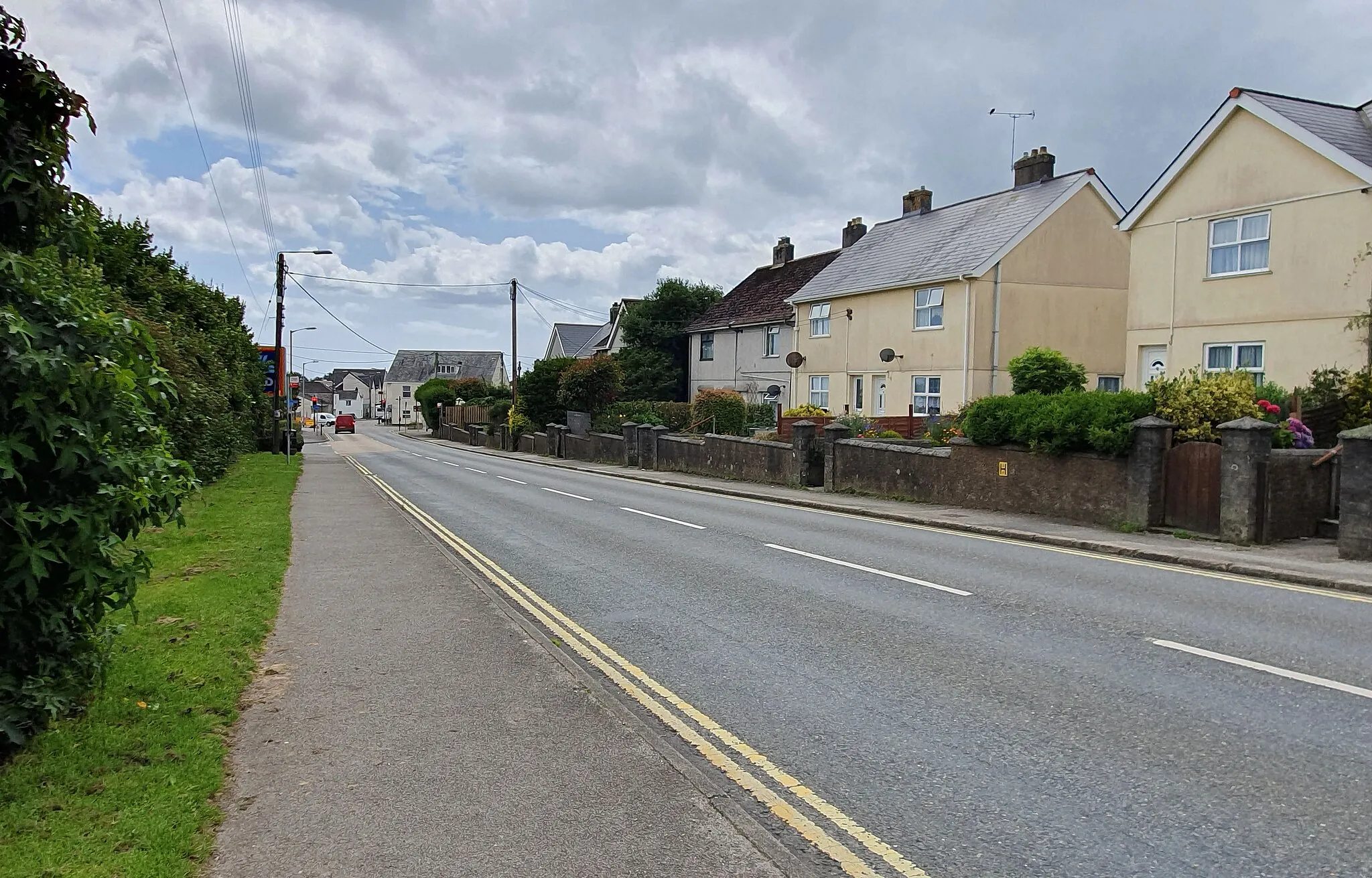 Photo showing: Houses on Slades Road, St Austell, Cornwall - July 2023