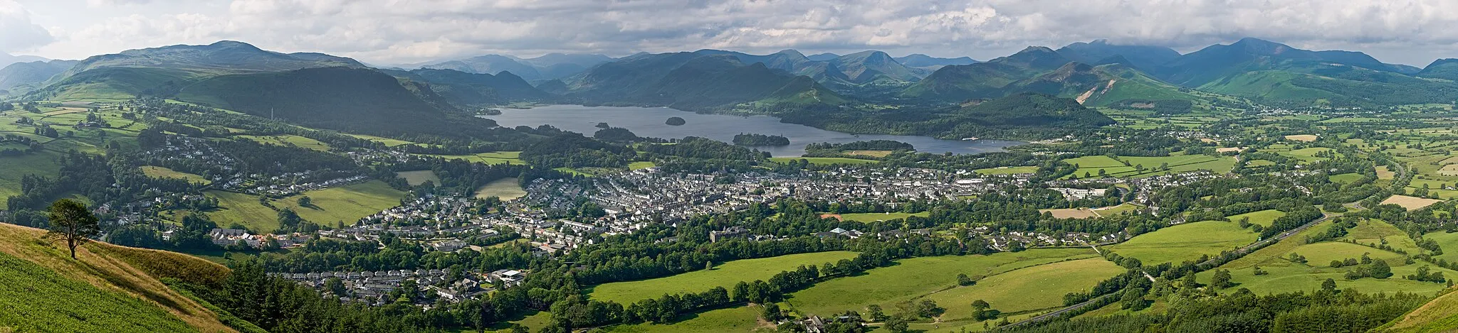 Photo showing: A 2 x 16 segment panorama of Keswick, Cumbria, England, as viewed from Latrigg north of the town.
