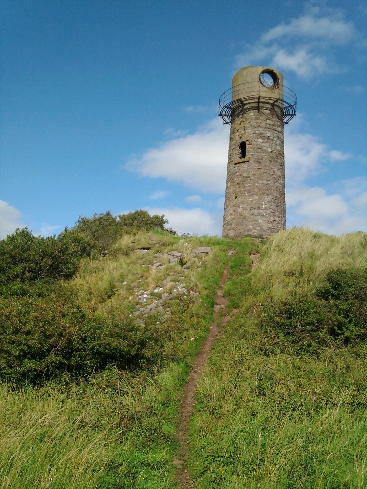 Photo showing: Old lighthouse, Hodbarrow, Millom