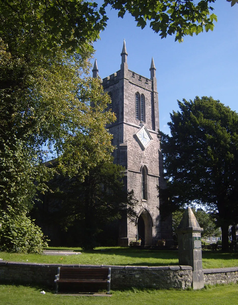 Photo showing: St Thomas's parish church, Milnthorpe, Cumbria (formerly Westmorland), seen from the northwest