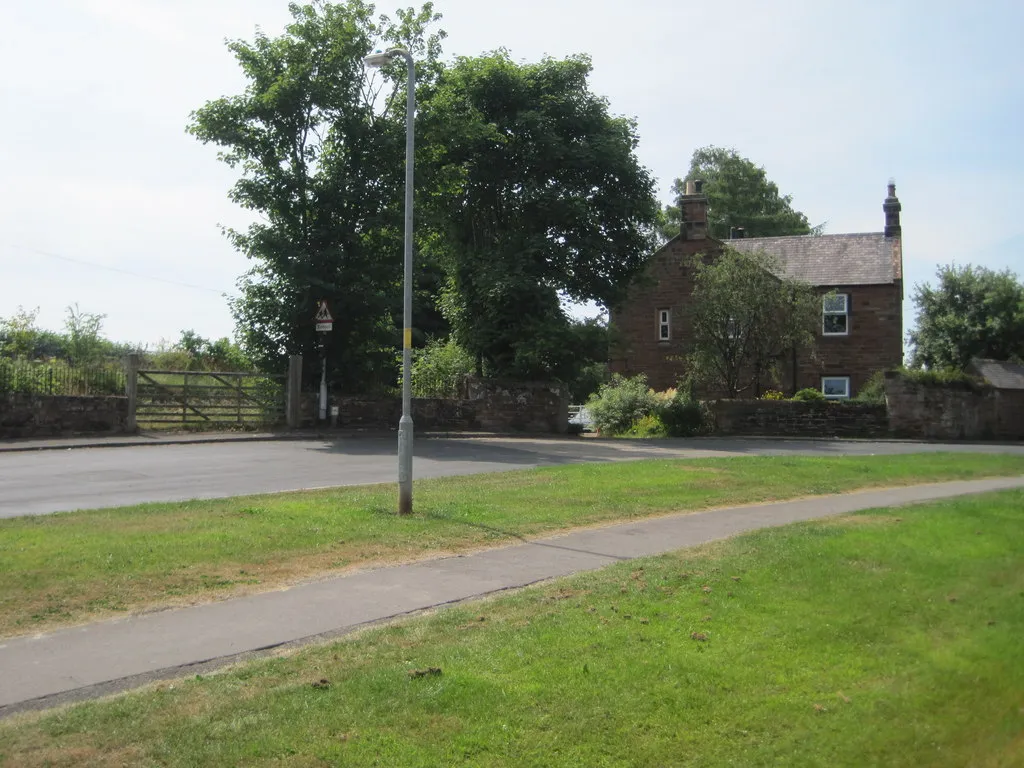 Photo showing: Scotby railway station (site), Cumbria Opened in 1836 by the Newcastle and Carlisle Railway, this station closed in 1959. As Scotby's other station on the Settle-Carlisle line had closed to passengers in 1942, Scotby was left without any stations.
View south west from the road. The track is behind the gate. The station house is now in private use.