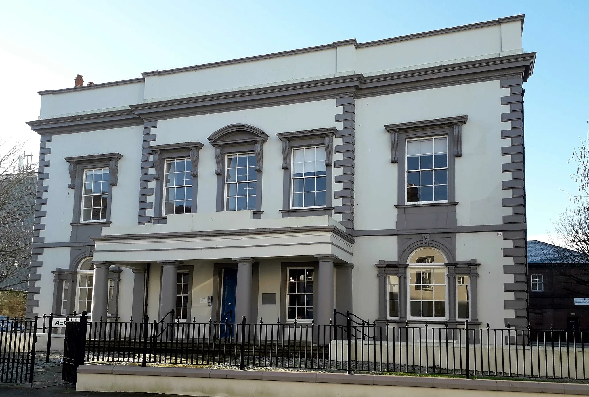 Photo showing: The town mansion of the Gale family of Whitehaven. Built 1710 by William Feryes, married to Mehetabel Gale. The propert passe to his wife's family. On , corner Duke Street and Scotch Street. Used as a twon hall after 1850, firstly for Harbour Commissioners, then the Corporation of Whitehaven from 1894.