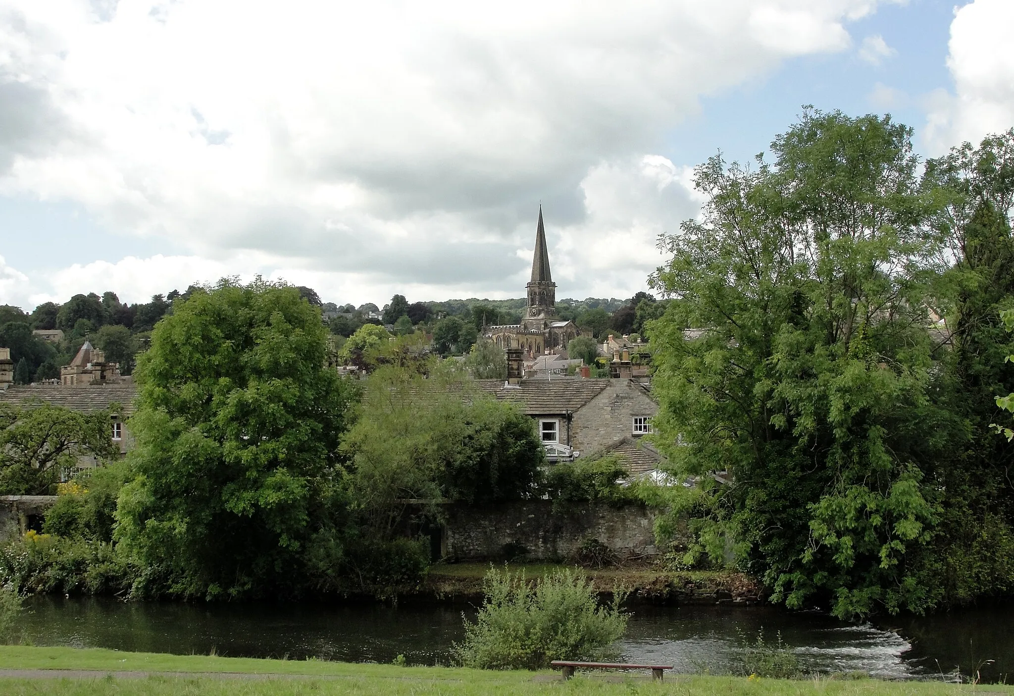 Photo showing: View across the River Wye over the city
