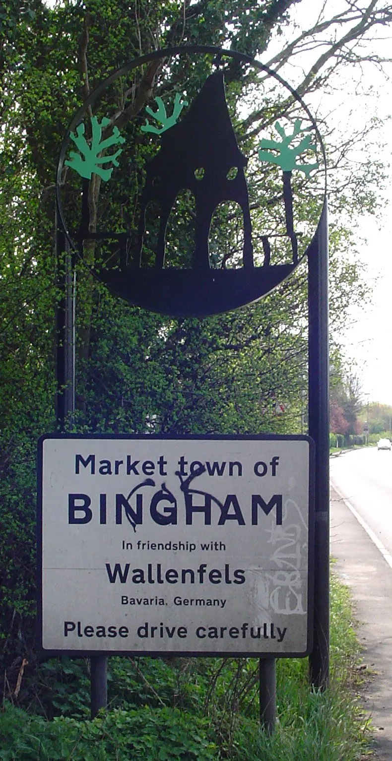 Photo showing: Signpost in Bingham