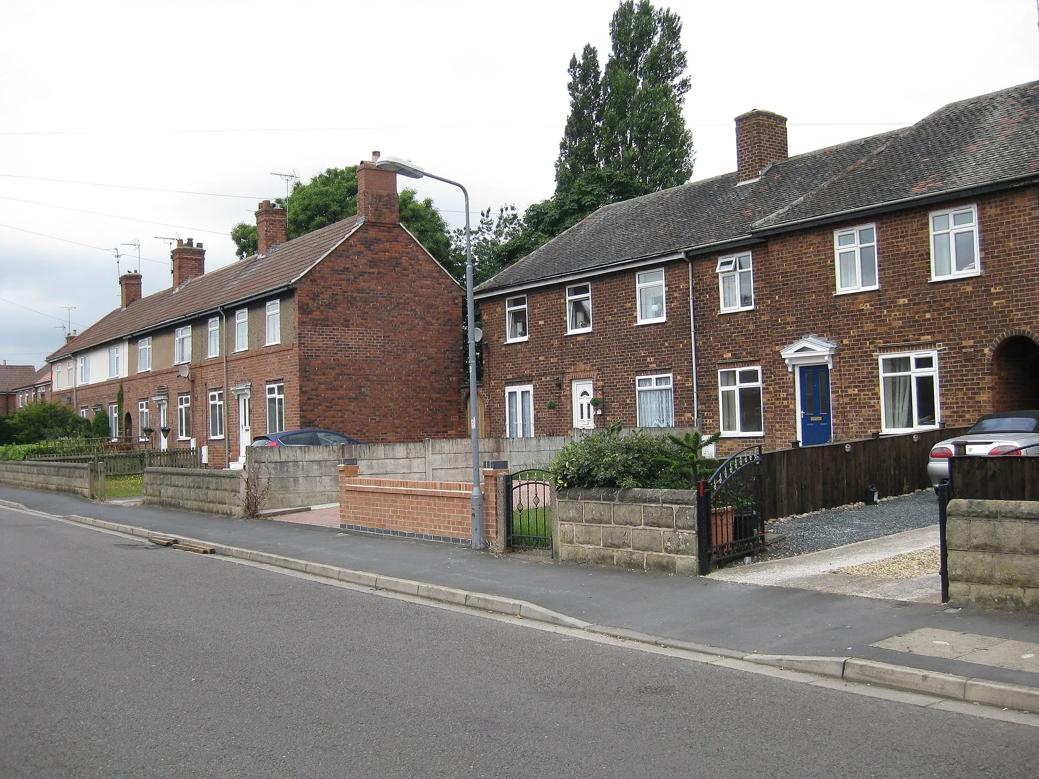 Photo showing: Appleton Road, Blidworth. Terrace houses.