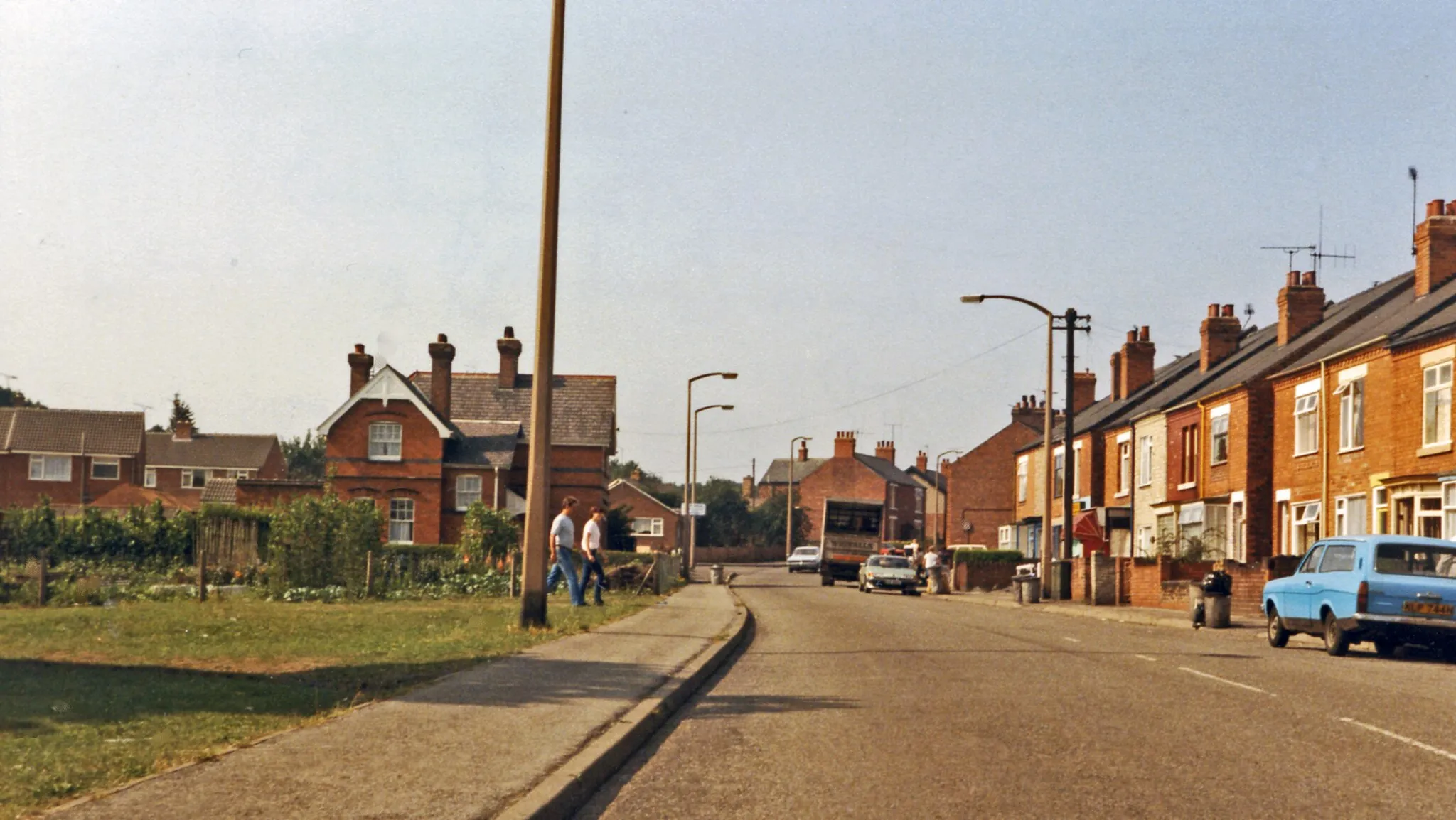 Photo showing: Site of Cresswell & Welbeck station, 1983,
View along main street (A616) in Cresswell, where the ex-GC (LD&EC) Langwith Junction (to left) - Beighton Junction (to right) line crossed, until closed completely from 6/1/67, this station having lost its passenger service from 10/9/39, goods from 28/11/49. [Location may be slightly incorrect].