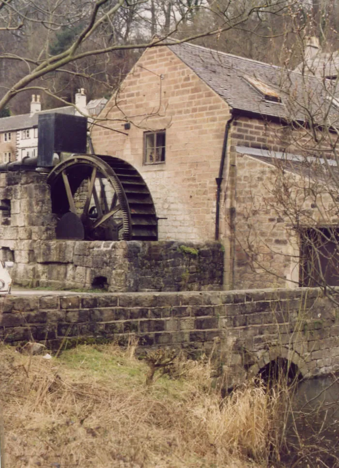 Photo showing: A mid-nineteenth century  water wheel for a mill grinding locally mined barytes. It is no longer used for any purpose but can be seen turning on occasion.
