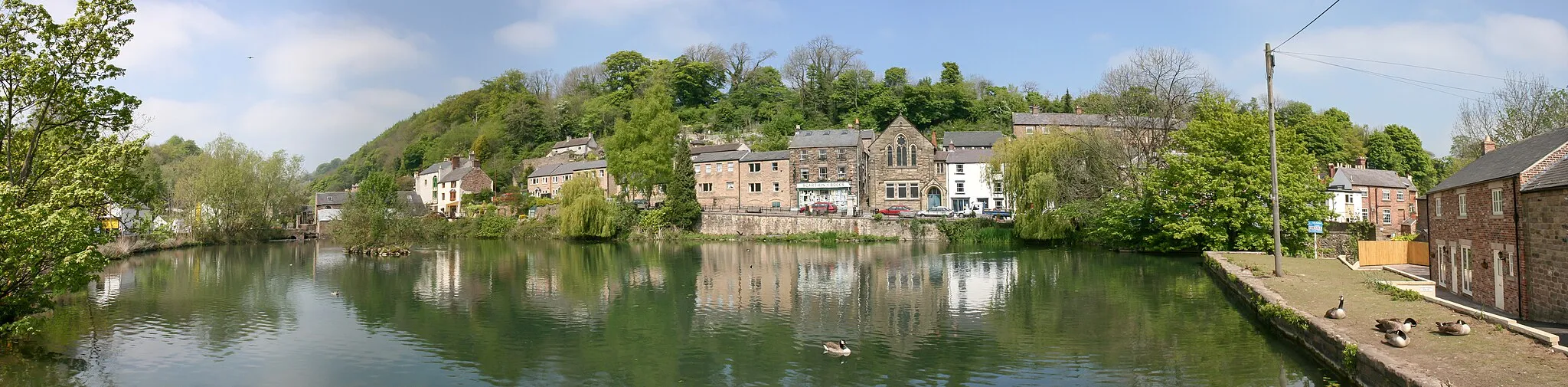 Photo showing: Panorama of Cromford mill pond.