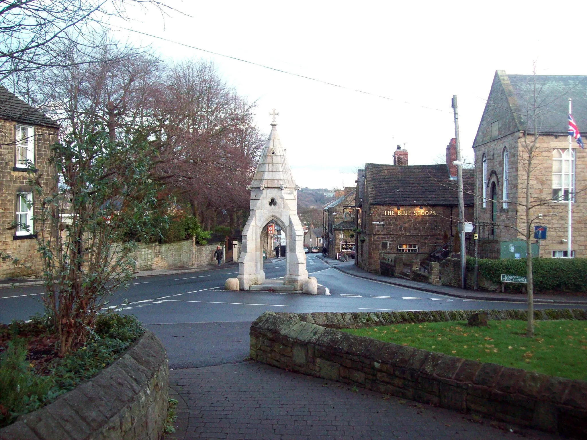 Photo showing: Monument on High Street in Dronfield