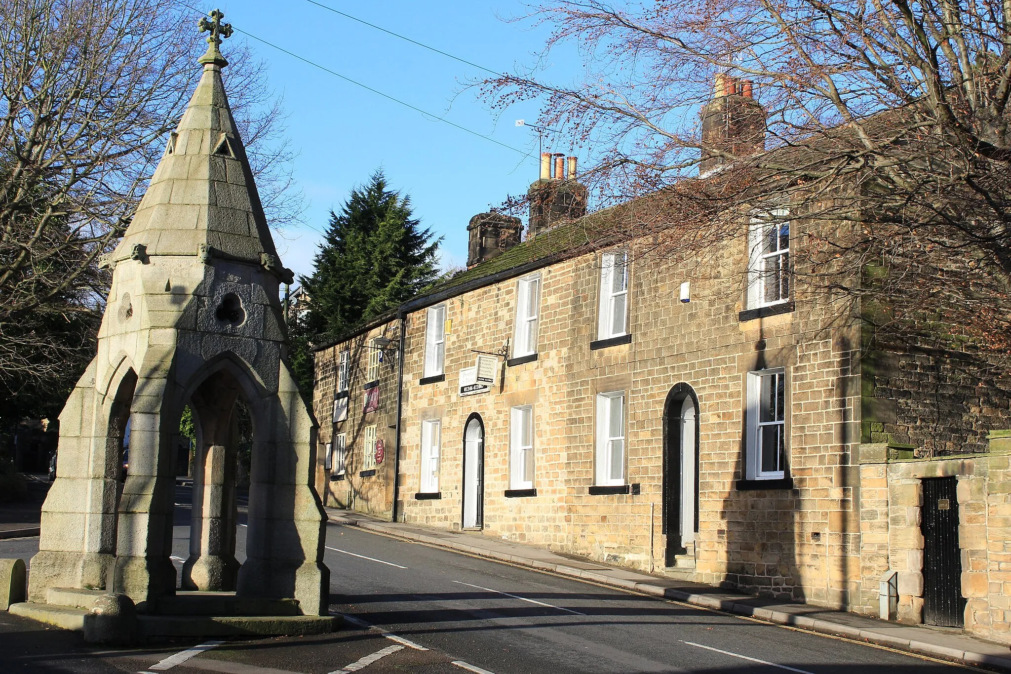 Photo showing: Peel Monument and High Street, Dronfield, Derbyshire, England. Image taken 26 December 2016.