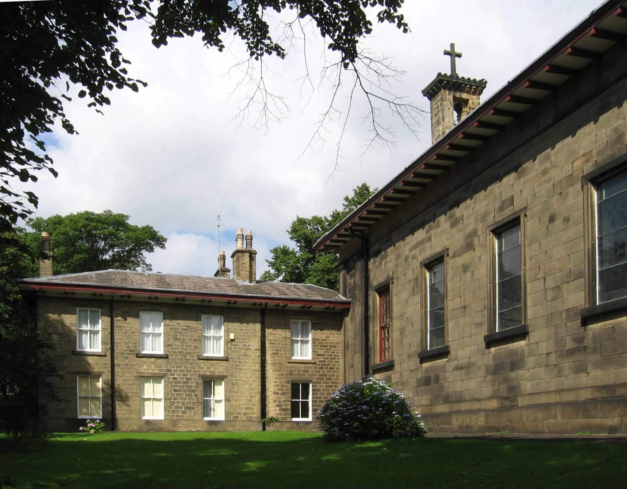 Photo showing: Glossop - presbytery and RC church