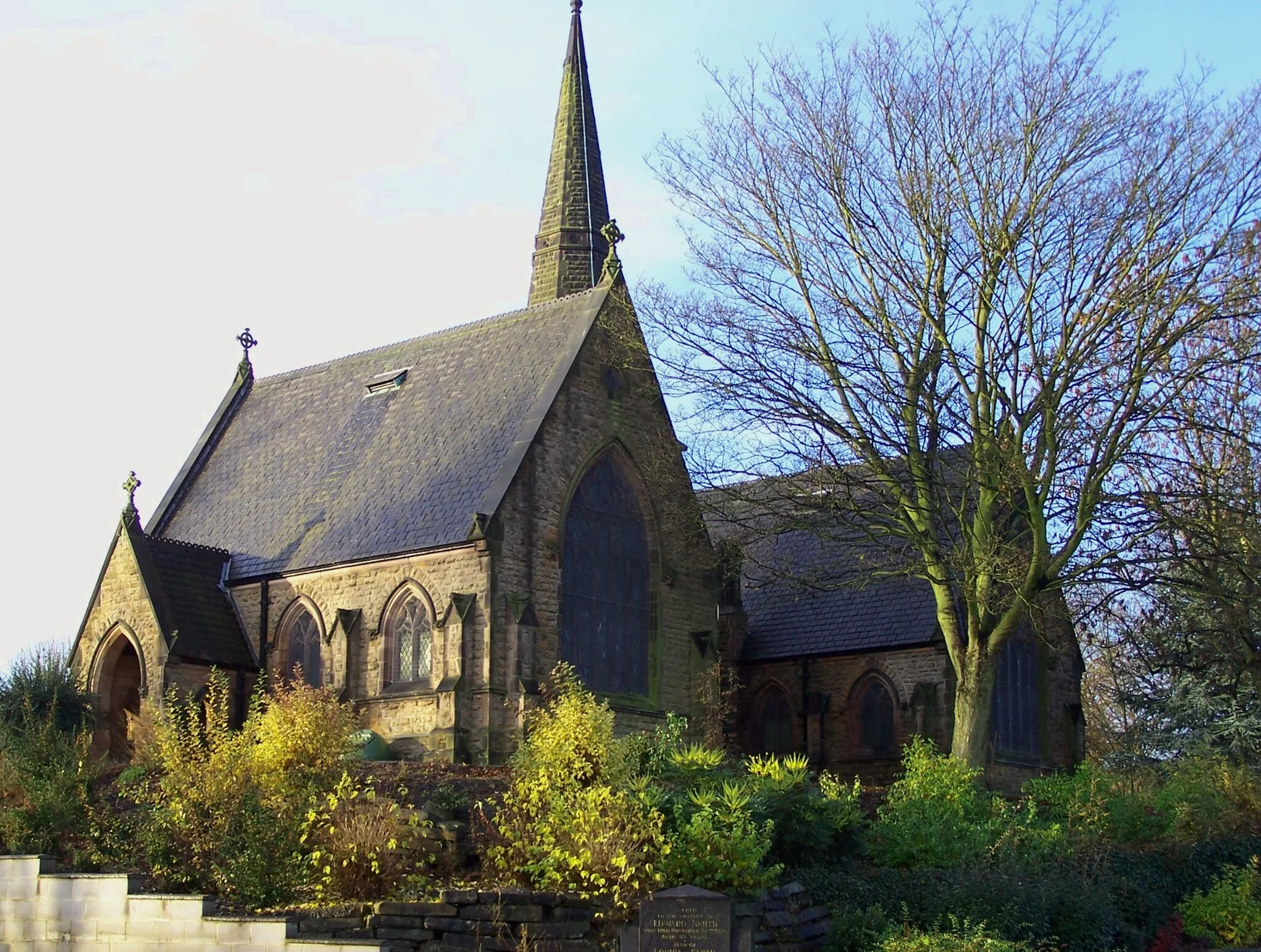 Photo showing: Pair of cemetery chapels in Park Crescent, Ilkeston, Derbyshire, seen from the northeast. One is Church of England; the other is Nonconformist.