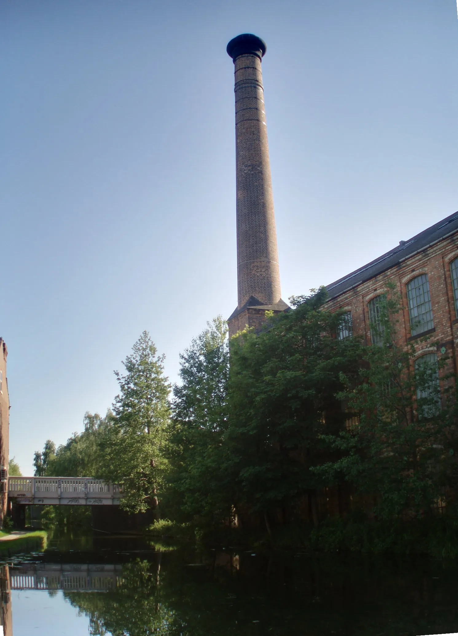Photo showing: This photograph is of an old factory chimney on Derby Road. Taken from the Erewash canal towpath, it shows one of the oldest factories in Long Eaton. Built by F.Perks & Sons in 1902 and by architect John Sheldon.