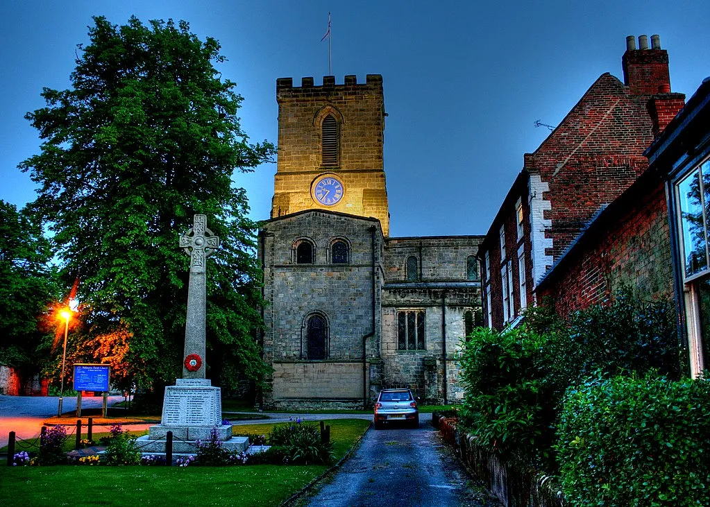 Photo showing: War memorial and parish church of SS Michael and Mary, Melbourne, Derbyshire, seen from the north