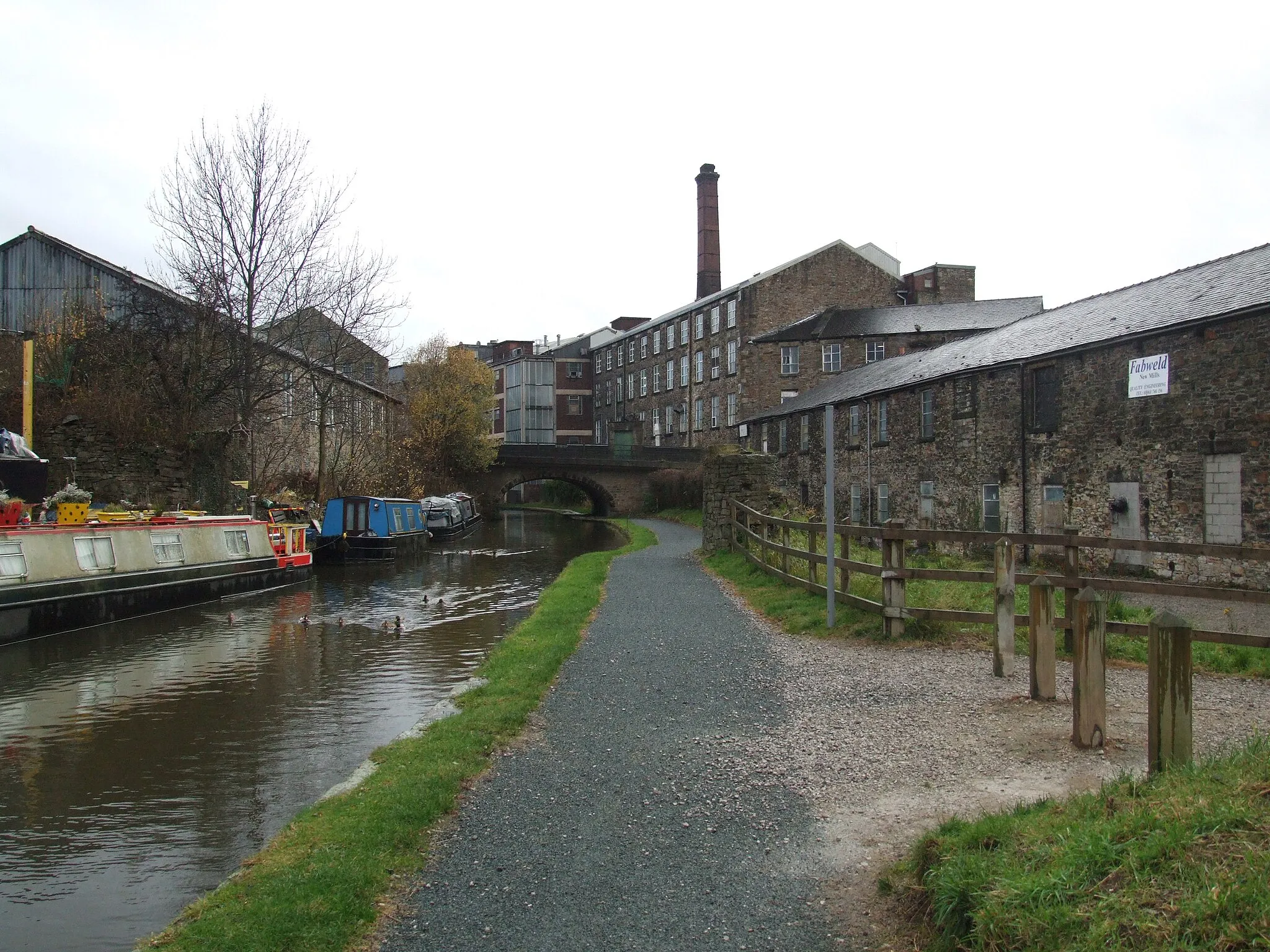 Photo showing: Newtown, Derbyshire is the part of New Mills in the Peak District, on the south bank of the Peak Forest Canal. Most is now in Derbyshire, some remains in Cheshire.

Camera location 53° 21′ 37.08″ N, 2° 00′ 12.6″ W View this and other nearby images on: OpenStreetMap 53.360300;   -2.003500