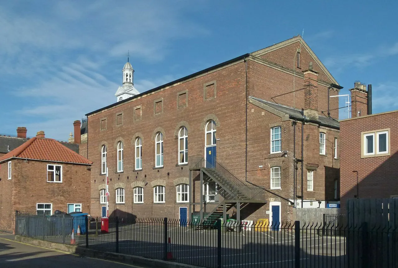 Photo showing: Retford Town Hall, the other side