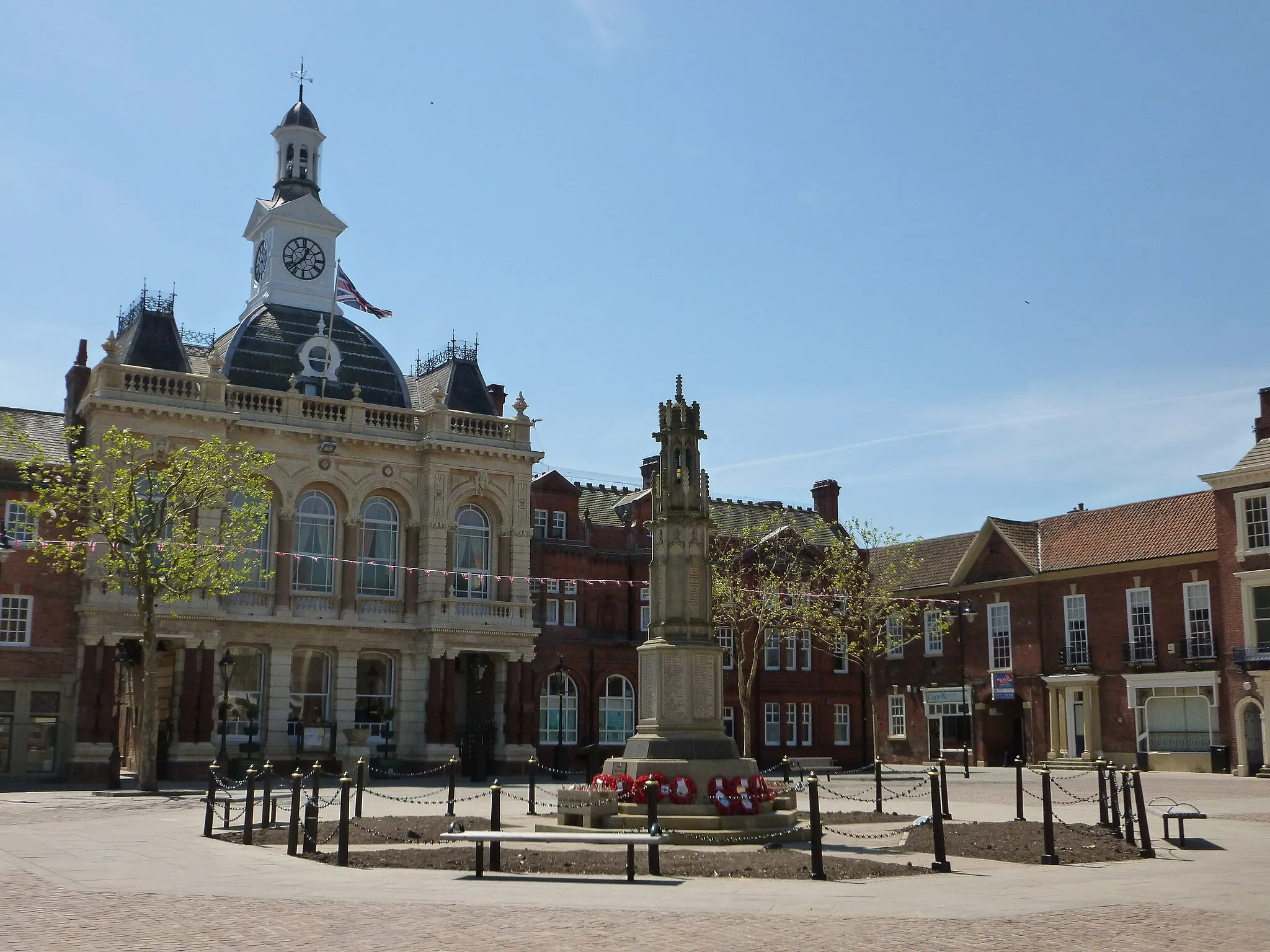 Photo showing: Retford Town Hall with additional Union Jack flag and Union Jack bunting to commemorate the sixtieth anniversary of Queen Elizabeth II's reign in the Diamond Jubilee.