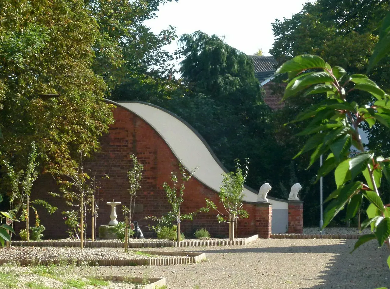 Photo showing: A Grade II listed fives court at the former King Edward VI School Retford.

Built in 1924 as a memorial to Captain William Eyre, killed in World War I by his mother.