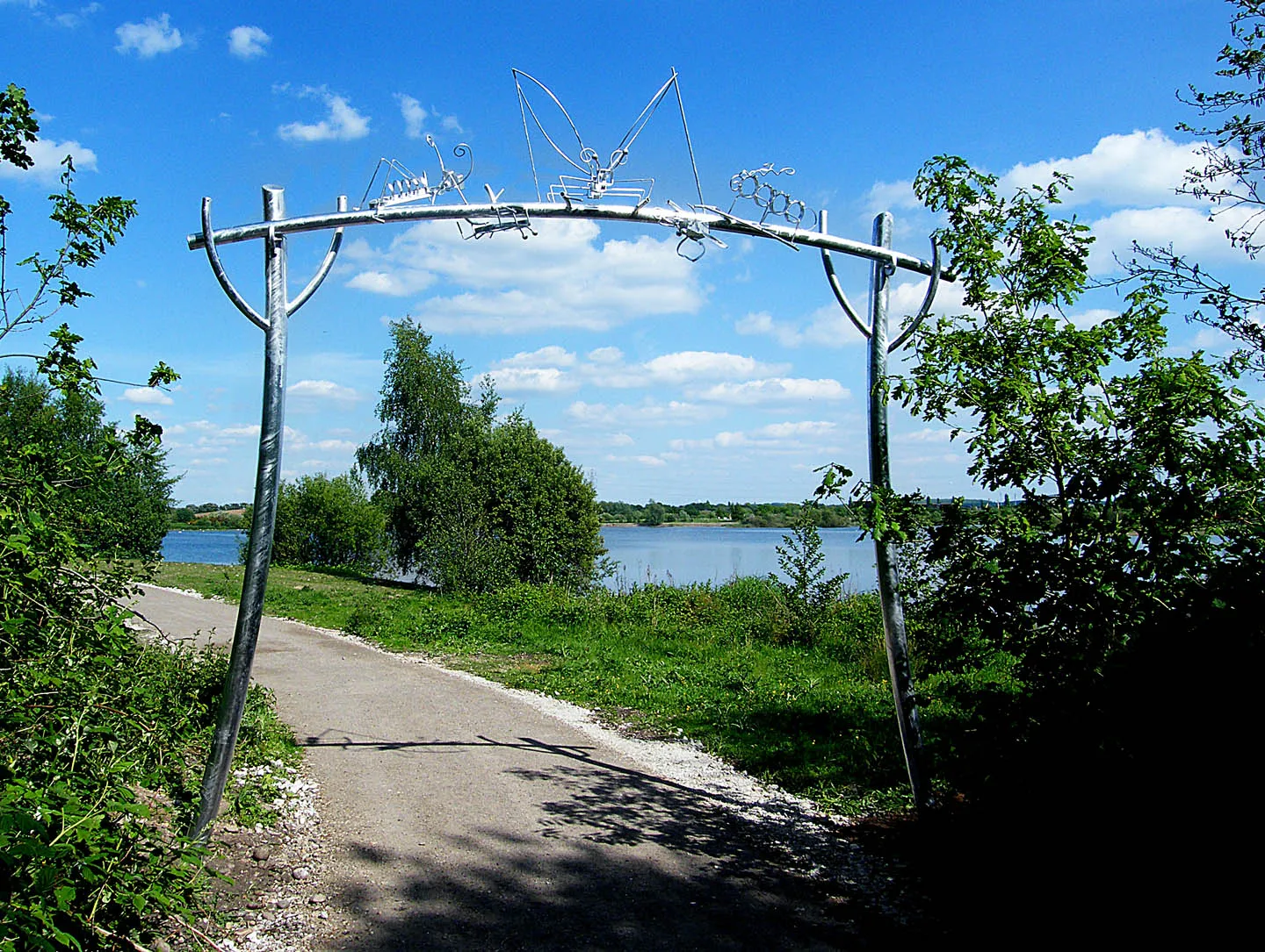 Photo showing: Artistic metalwork arch to mark the entrance to one of the woods around Belmoor Lake on the Idle Valley Nature Reserve