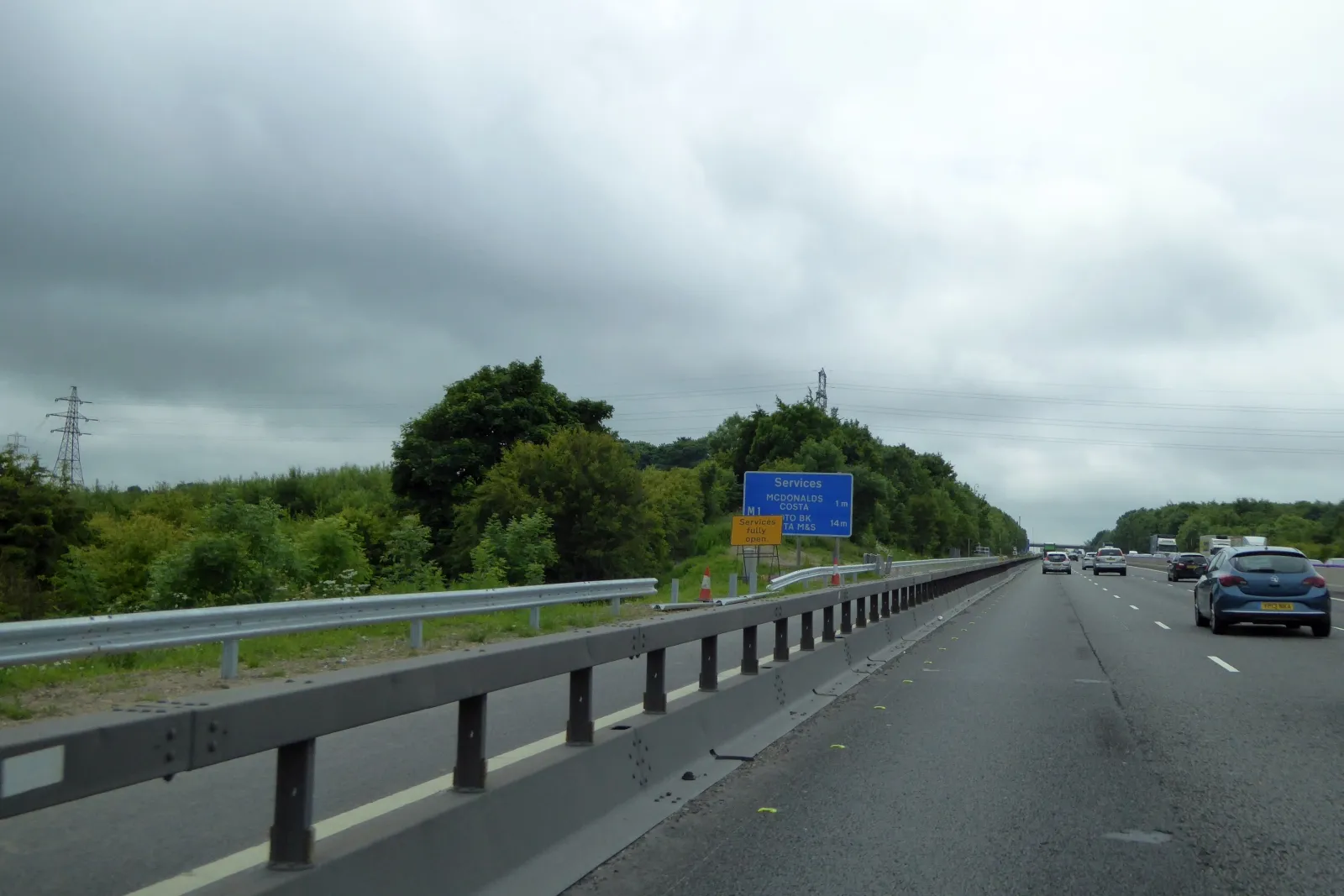 Photo showing: Advance sign for services, 1 mile north of Tibshelf on M1