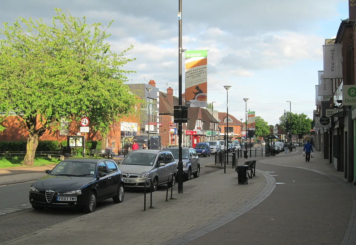 Photo showing: West Bridgford: a summer evening in Central Avenue